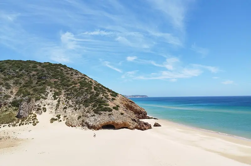 Praia das Furnas (Vila do Bispo) — O nome vem das furnas: reentrâncias fundas e grutas que o mar escavou na base da arriba ca