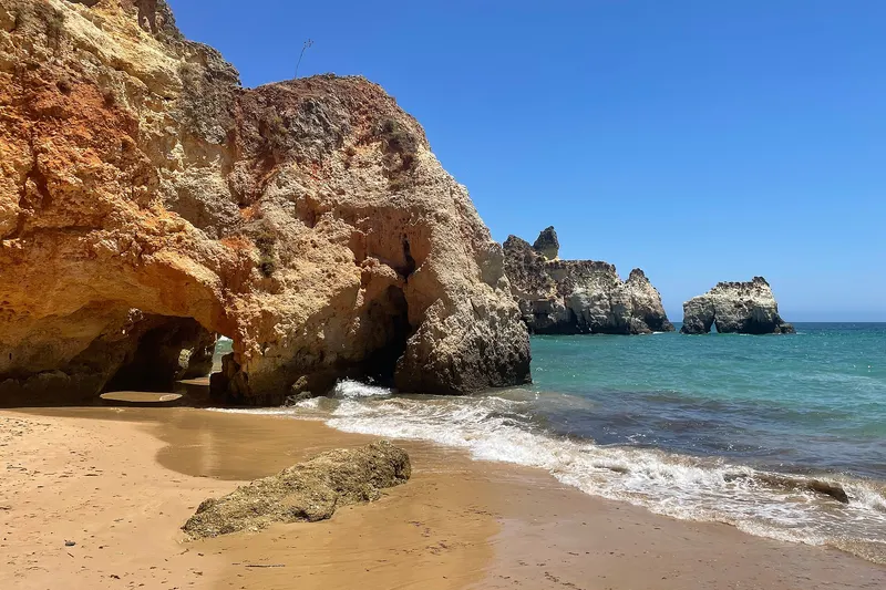 Prainha (Portimão) — Não é uma praia, são várias: enseadas de areia separadas por arcos, grutas e algares.