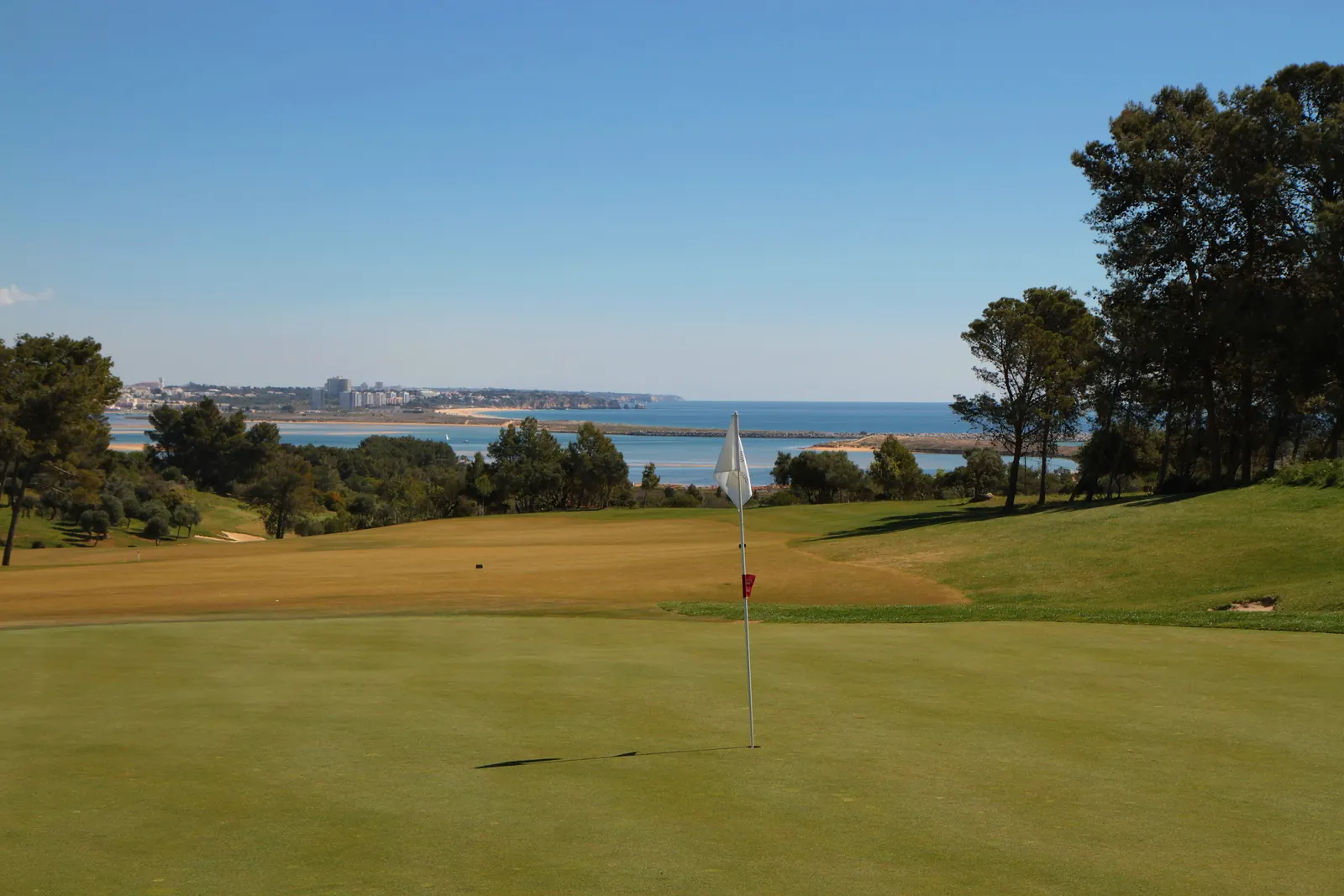 Green com bandeira e o mar ao fundo, Algarve