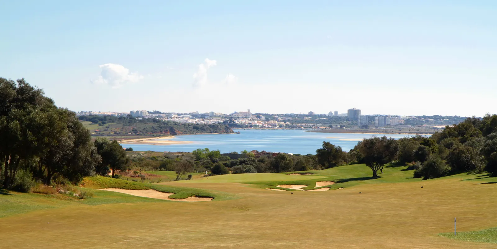 Campo de golfe sobre uma baía no Algarve