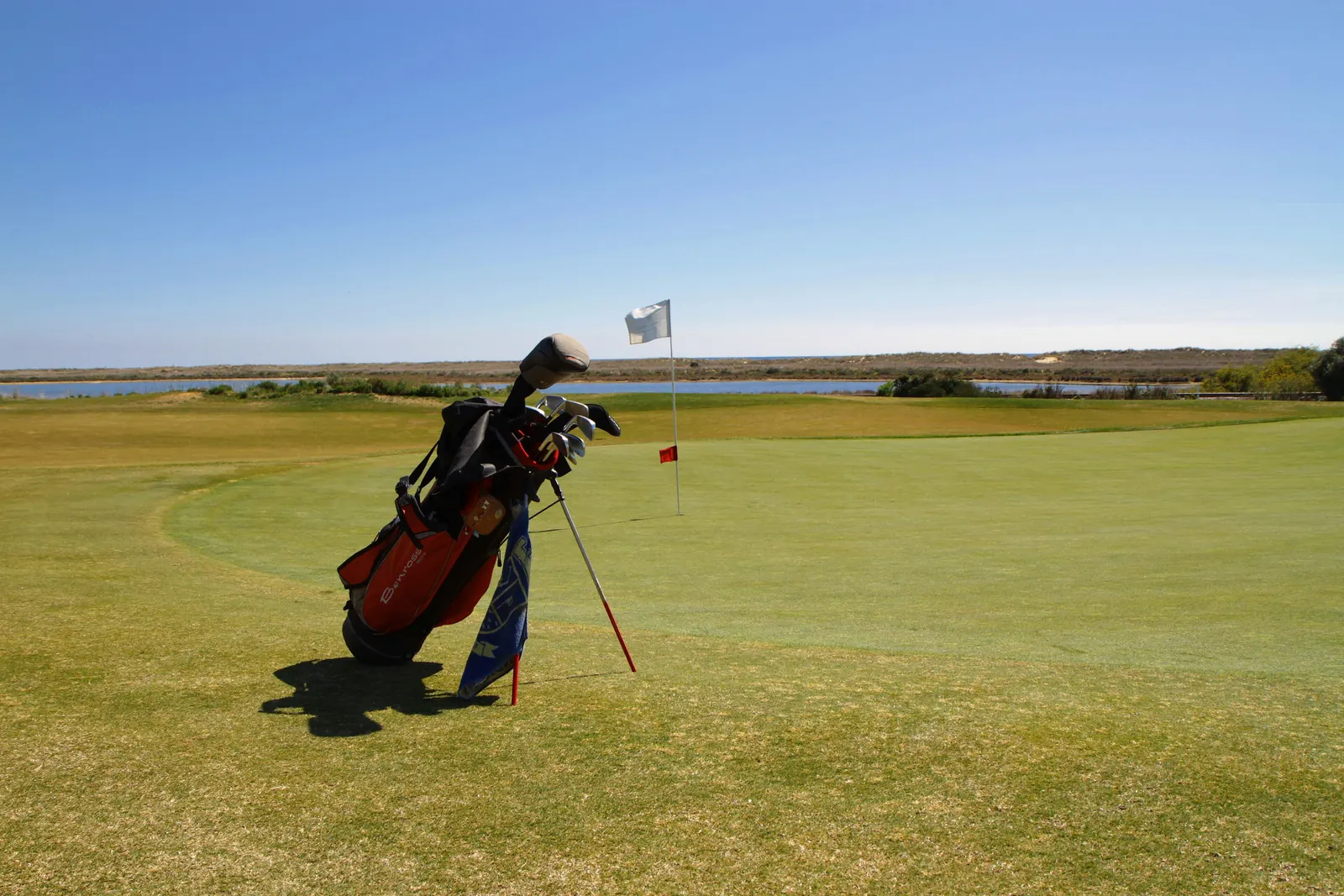 Guy Renard · CC BY 2.0 Saco de golfe num green junto a uma lagoa