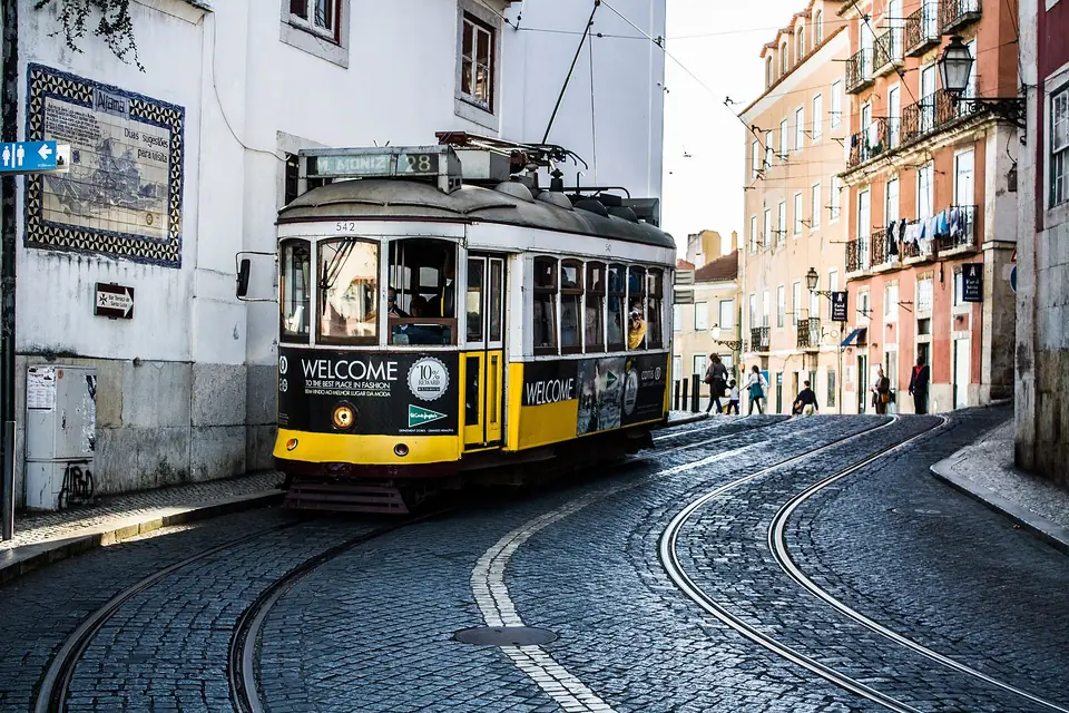 Elétrico 28 numa rua de Lisboa