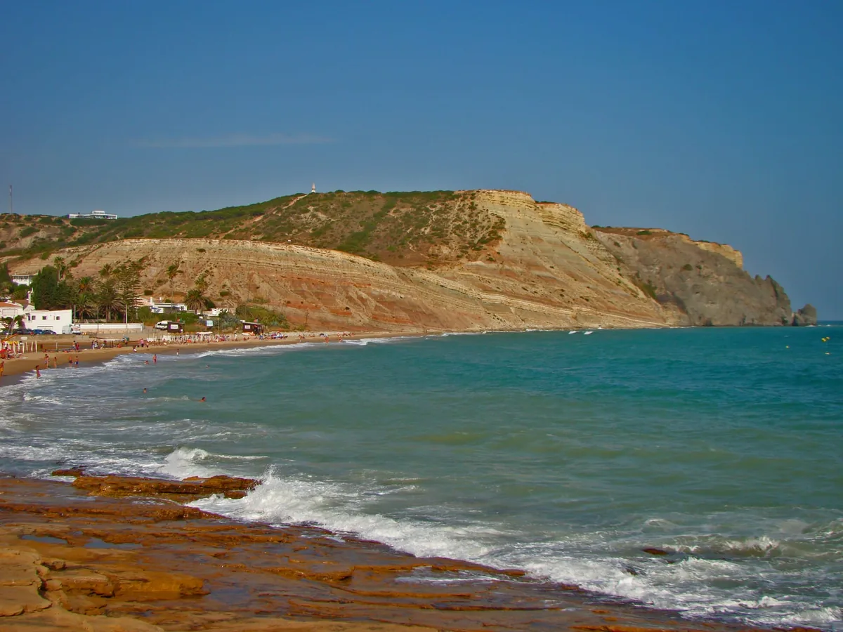 Praia da Luz, no Algarve, com a falésia da Rocha Negra ao fundo