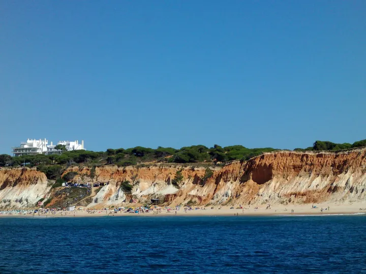 Falésias vermelhas da Praia da Falésia, no Algarve